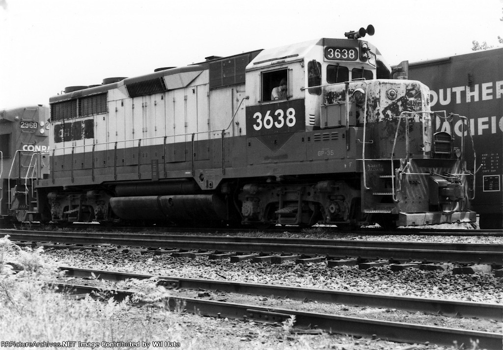 Conrail GP35 3638